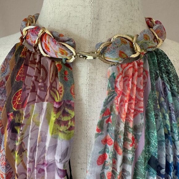 NWT Alice + Olivia Alycia Pleated Chiffon Top with chain collar - Picture 11 of 12